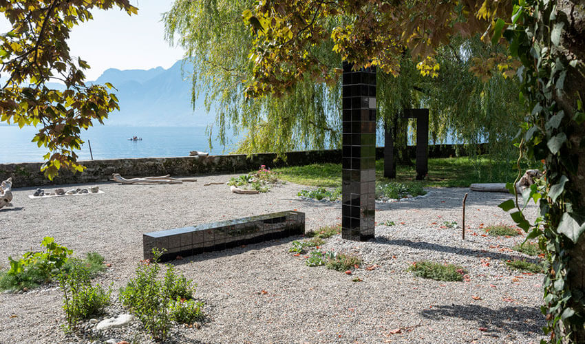 The Derek Jarmangarden at La Becque, shown here artworks by Prem Sahib, Adrien Chevalley and Marie Griesmar. Part of the Modern Nature project, 2019-ongoing. © Julien Gremaud/imei-co.